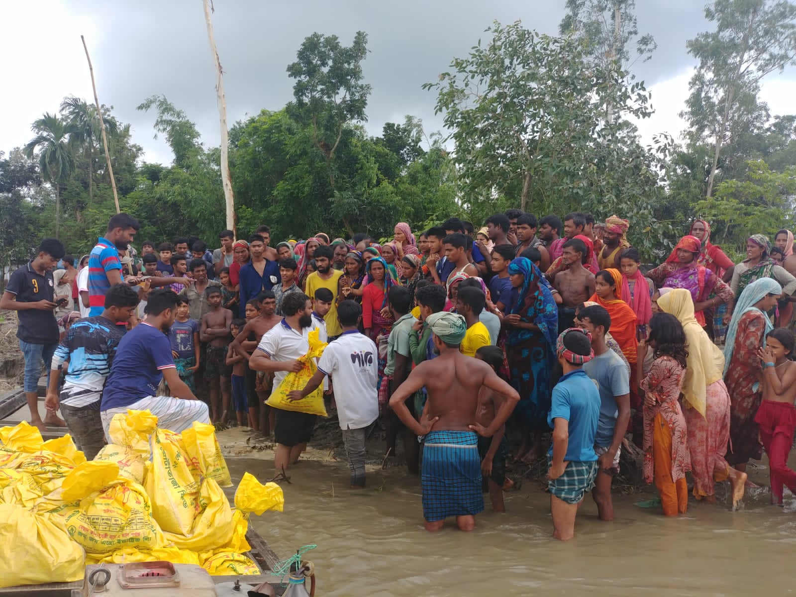 কুড়িগ্রামের বন্যা কবলিত অসহায় মানুষের দুর্ভোগ লাঘবের জন্য নিয়মিত ত্রান বিতরন পারি ফাউন্ডেশনের