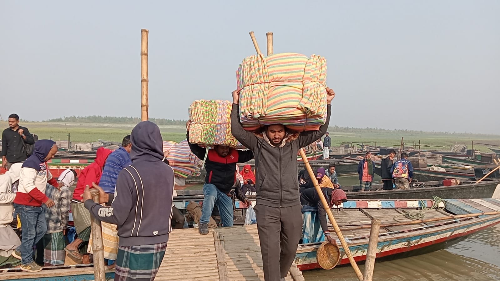সিরাজগঞ্জ জেলার কাটেগাং চর এবং বোরার বয়ডা চর হাফিজা মাদ্রাসা ও এতিমখানার শিক্ষার্থীদের মাঝে গত ১৩ জানুয়ারি শীতবস্ত্র বিতরণ করেছে পারি ফাউন্ডেশন।