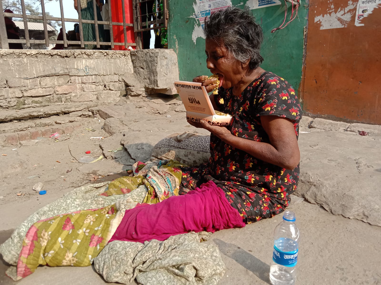 পারি ফাউন্ডেশন বিভিন্ন অনুষ্ঠানের উদ্বৃত্ত খাবার সংগ্রহ করে ভাসমান ক্ষুধার্ত মানুষদের মাঝে বিতরণ করে। যোগাযোগ: 01400-410166, 01717-243017