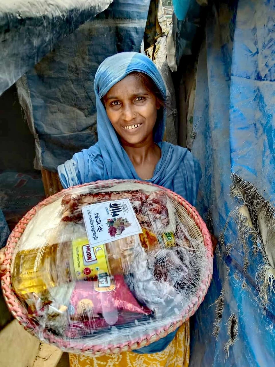 বস্তির নিম্নআয়ের সুবিধাবঞ্চিত মানুষদের গরুর মাংস খাওয়ার শখ পূরণ করলো পারি ফাউন্ডেশন।